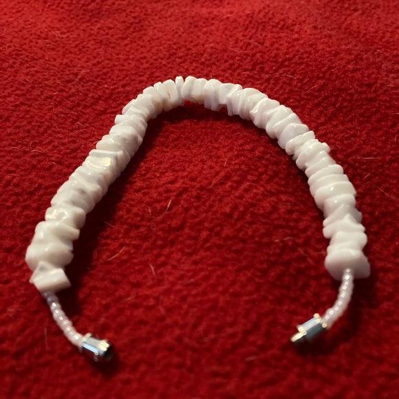 White shell bracelet - Picture 2 of 5